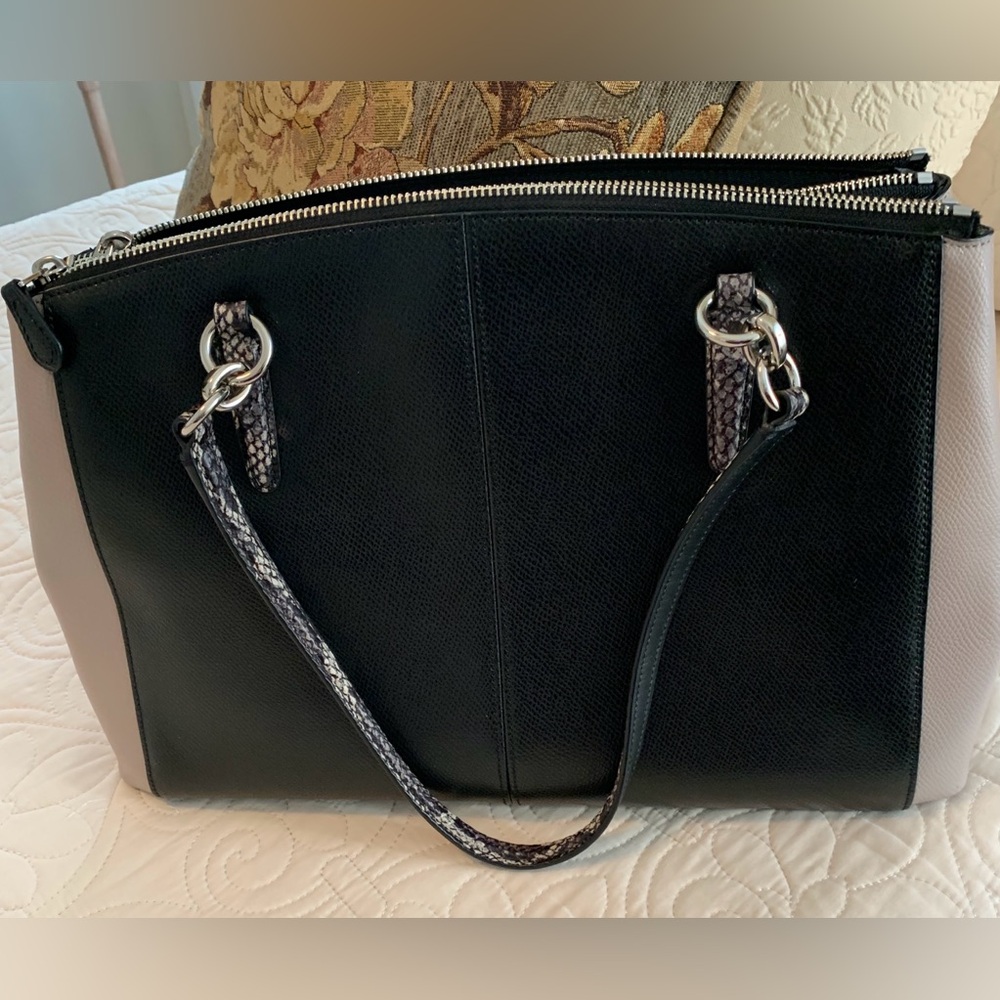 AUTHENTIC- COACH Christie Cross Grain Leather Carryall in Black and Taupe. - Picture 2 of 8